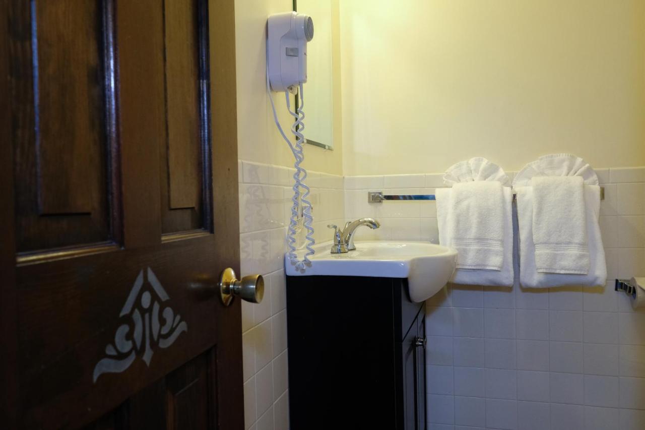 Pequot Hotel オーク・ブラフス エクステリア 写真